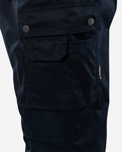 Nahaufnahme einer marineblau-farbenen Cargotasche an einer Hose mit Knopfverschlüssen, die Textur und Designdetails hervorhebt.