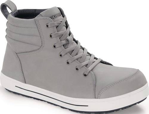 Ein grauer Sneaker mit hohem Schaft, Schnürsenkeln und einer strukturierten Sohle, geeignet für lässige Anlässe.