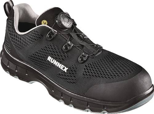 Ein schwarzer Sportschuh der Marke 'RUNNEX' an der Seite, ausgestattet mit einer strukturierten, atmungsaktiven Mesh-Oberfläche und einem Dial-Schnürsystem für einen sicheren Sitz.