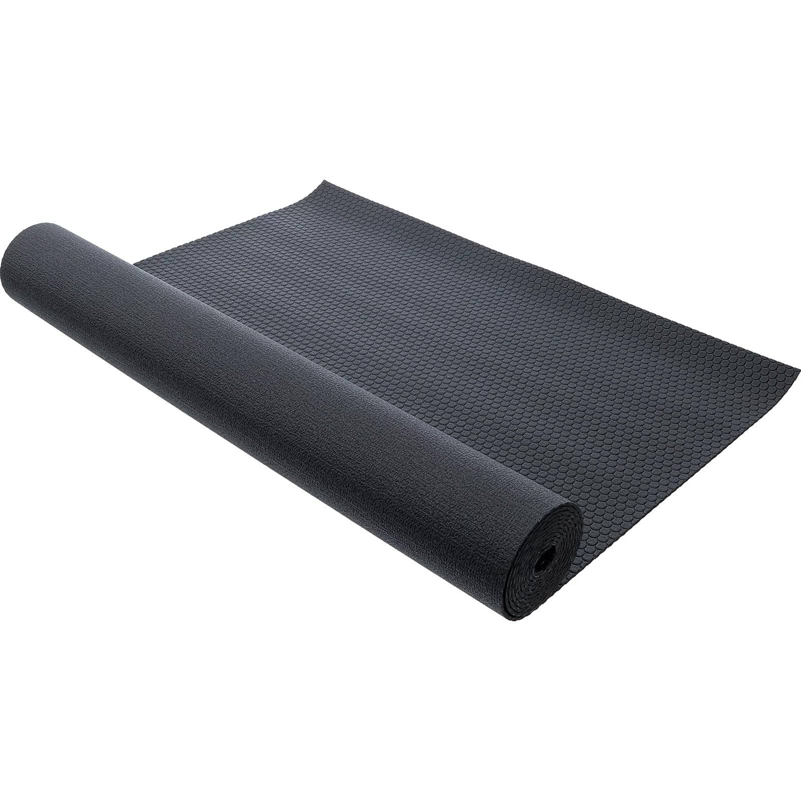 Eine ausgerollte schwarze Fitnessmatte mit strukturierter Oberfläche, teilweise aufgerollt, auf weißem Hintergrund.
