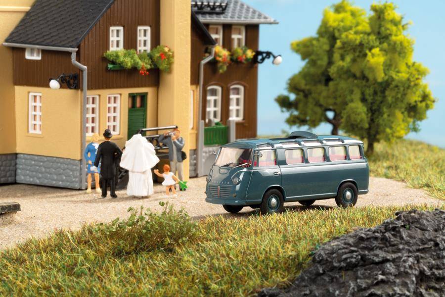 Auhagen 66018 H0 Luxusbus hellblaugrau Fertigmodell