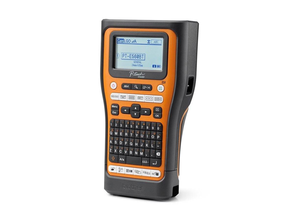 Orange-schwarzes tragbares Etikettiergerät mit LCD-Bildschirm und QWERTY-Tastatur auf weißem Hintergrund.