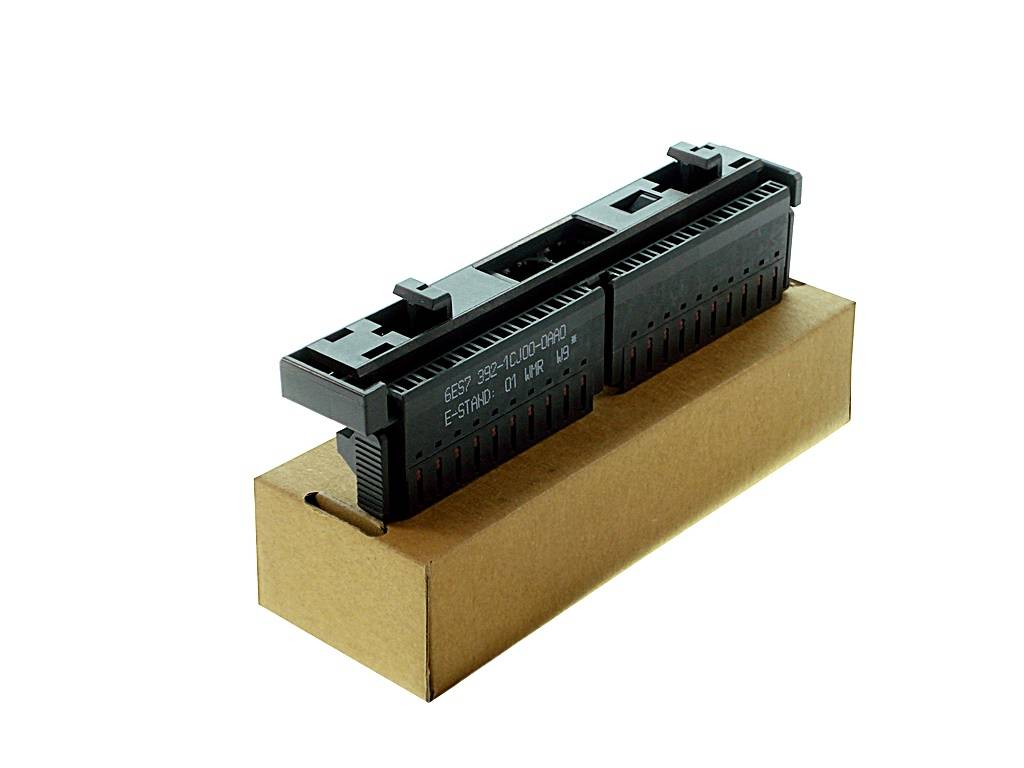 Schwarzes Elektroanschlussmodul liegt auf einem Karton vor weißem Hintergrund.
