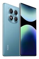 Ein Smartphone mit blauem Gehäuse und vier rückwärtigen Kameras wird neben seinem farbenfrohen gekrümmten Bildschirm angezeigt.