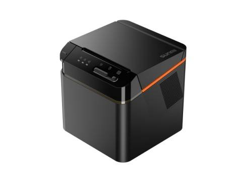 Ein schwarzer und orangefarbener Thermodrucker in Schrägansicht, mit sichtbaren Bedienungstasten und Markenlogo.