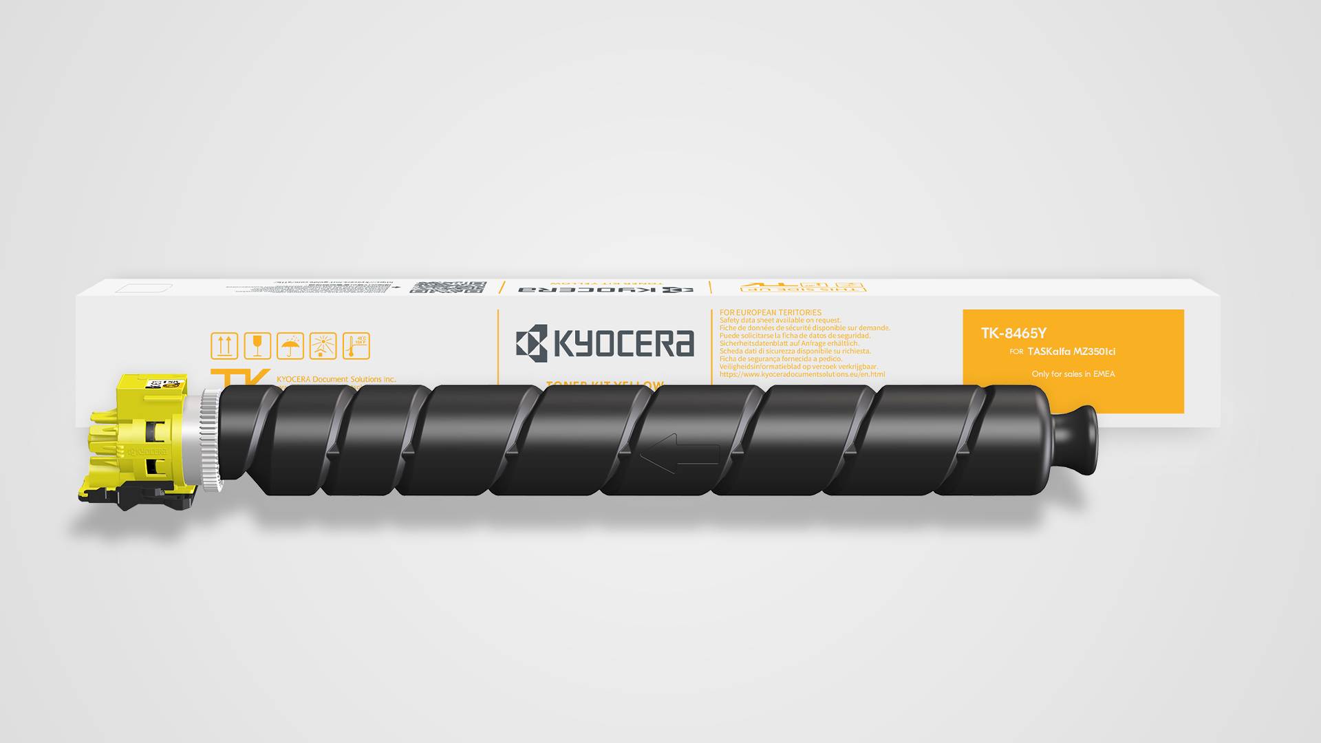 Kyocera schwarze Tonerkartusche mit gelbem Endkappenetikett, dargestellt in ihrer Einzelhandelsverpackung auf hellem Hintergrund.