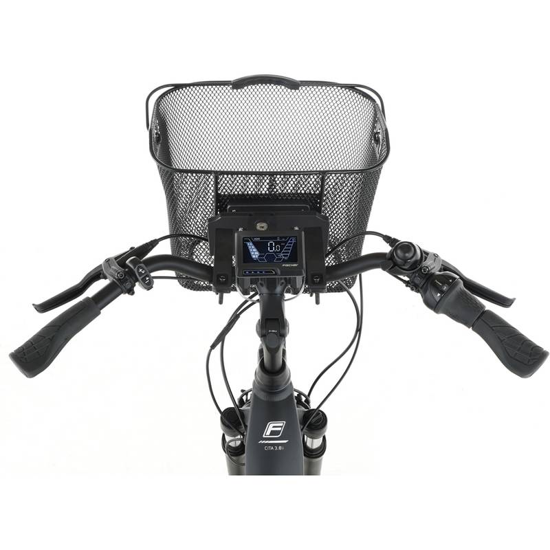 Lenker eines Elektrofahrrads mit digitaler Anzeige und Drahtkorb vorne, aus der Perspektive des Fahrers gesehen.