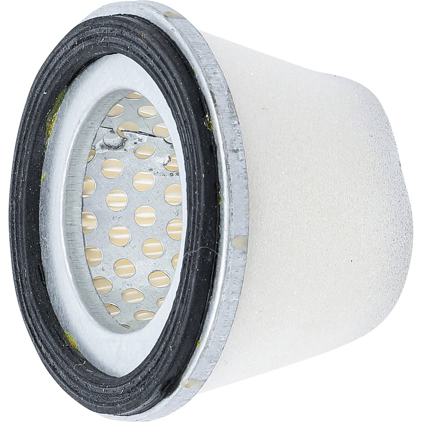 Ein zylindrischer Luftfilter mit einem Innenraum aus Metallgewebe und einer Außenseite aus Schaumstoff, der häufig in kleinen Motoren verwendet wird, um Staub- und Schmutzpartikel zu filtern.