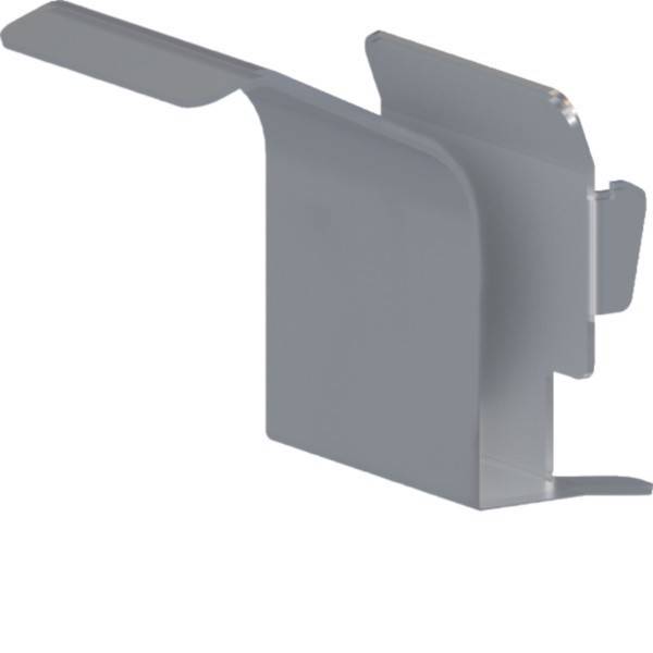 Graumetalliges Klammernclip mit zwei abgewinkelten Laschen und einer flachen Montageplatte auf weißem Hintergrund.