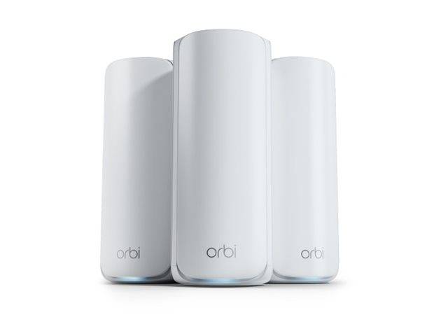 Drei weiße Orbi Wi-Fi-Mesh-Router-Geräte nebeneinander auf weißem Hintergrund.