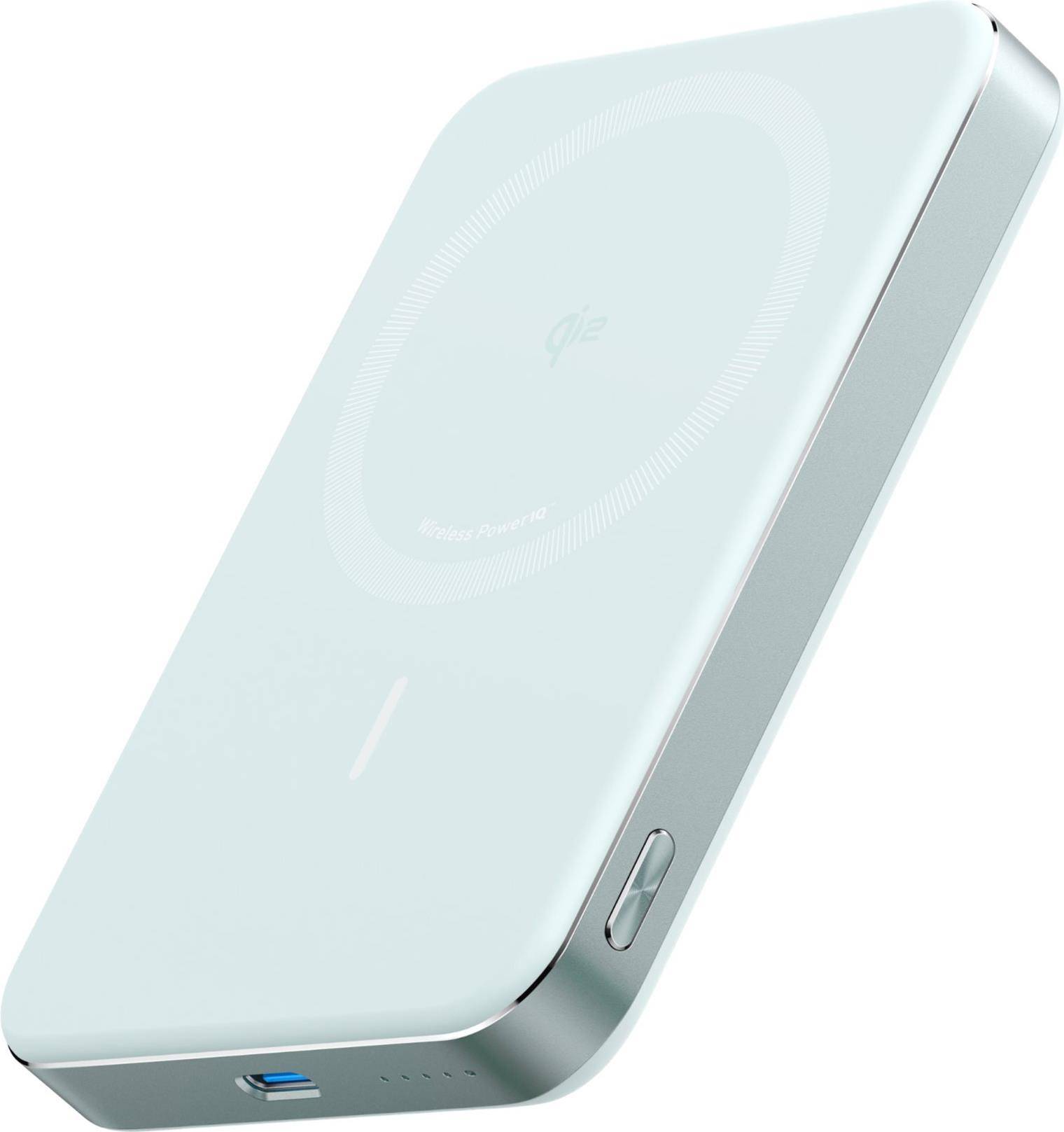 Hellblauere kabellose Powerbank in schräger Ansicht, mit USB-Anschluss, Seitentaste und LED-Ladeindikatoren.