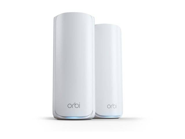 Zwei weiße Orbi-WLAN-Mesh-Router-Geräte nebeneinander, eines größer im Vordergrund, auf weißem Hintergrund.