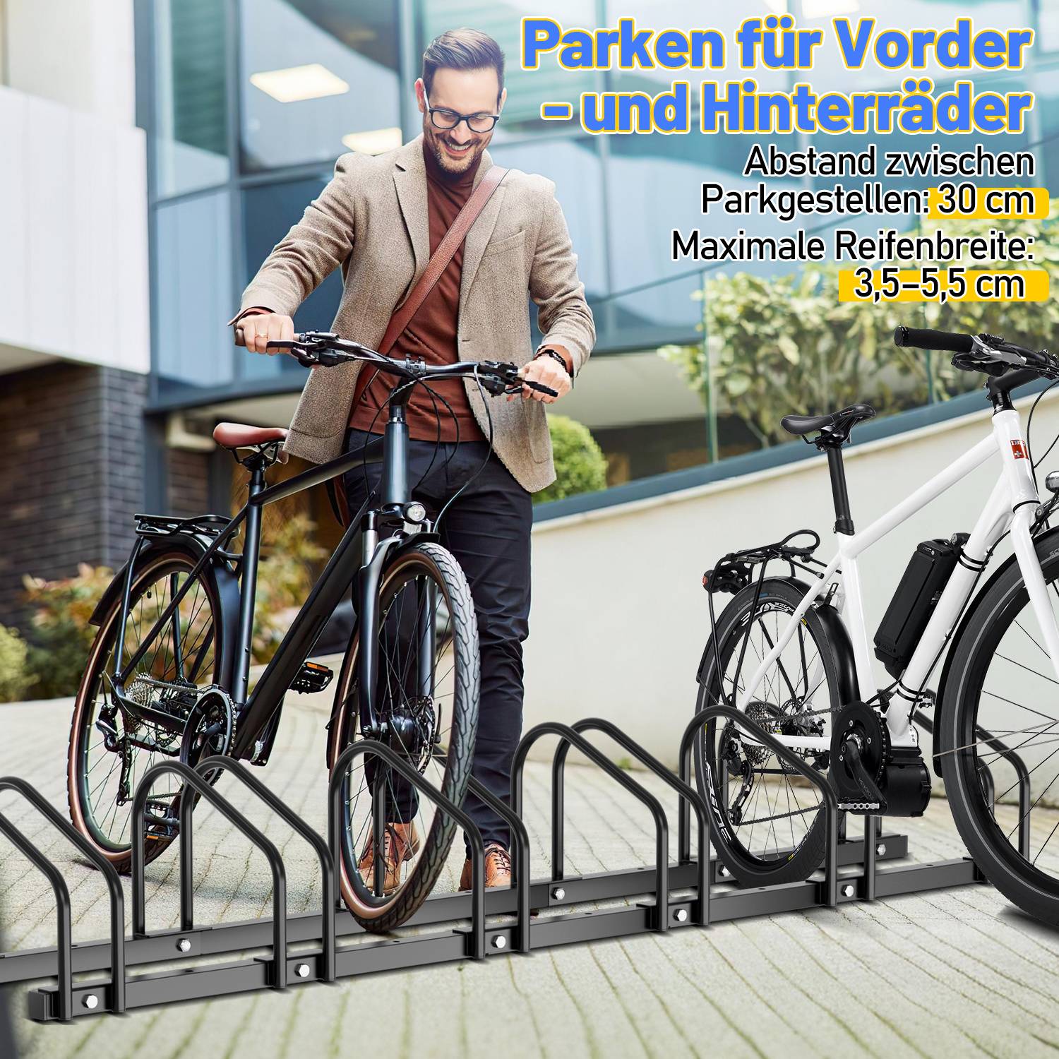 Mann parkt Fahrräder in einem Ständer; Text besagt, dass der Abstand zwischen Vorder- und Hinterrad 30 cm beträgt und die maximale Reifenbreite 3,5–5,5 cm ist.
