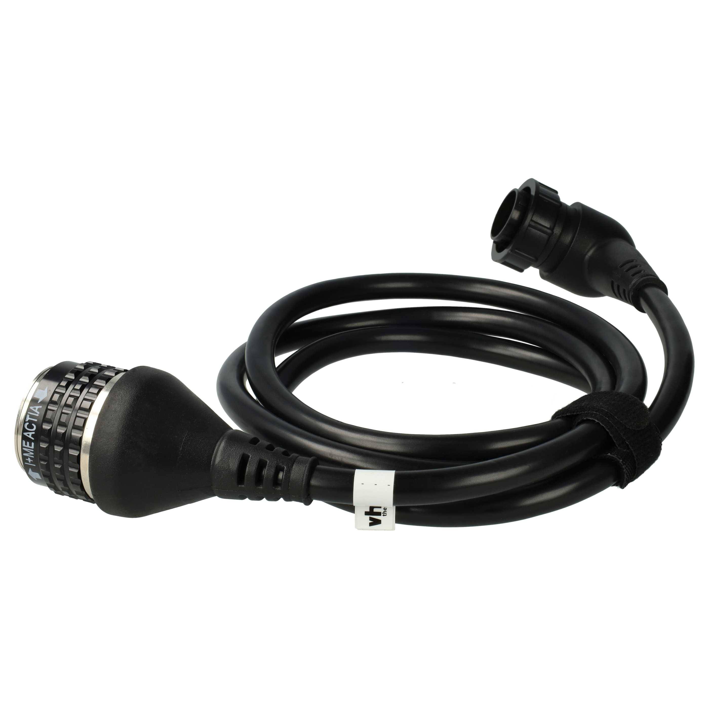 Ein schwarzes, aufgewickeltes Kabel mit Steckverbindern an beiden Enden, geeignet für professionelle Audio- oder Beleuchtungsausrüstung, liegt vor einem weißen Hintergrund.