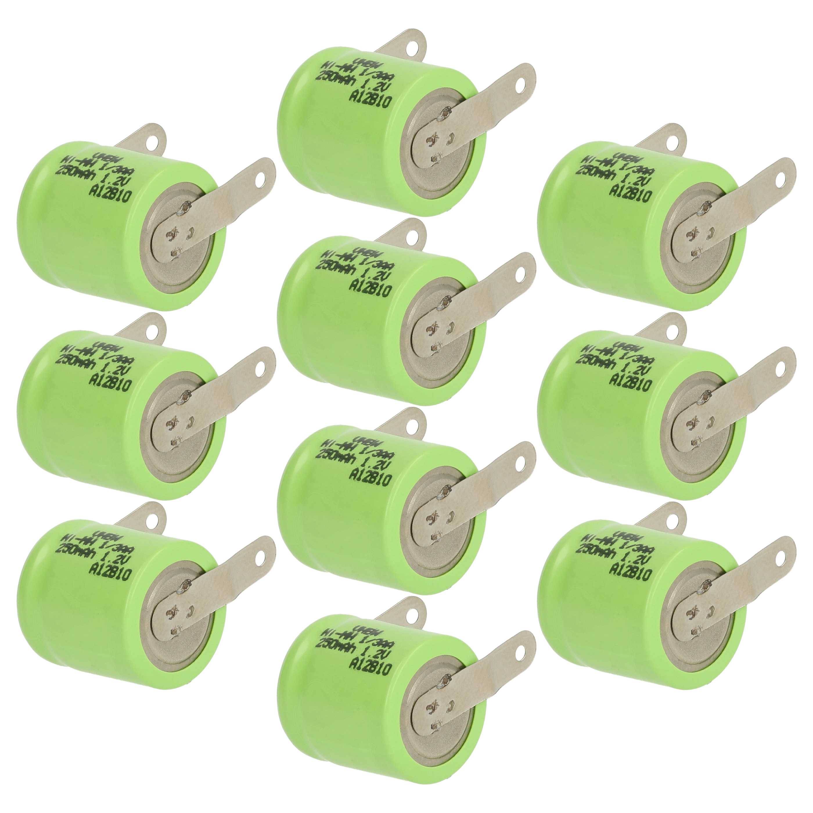 Neun grüne zylindrische Batteriezellen mit angebrachten Metalllaschen, angeordnet auf weißem Hintergrund.