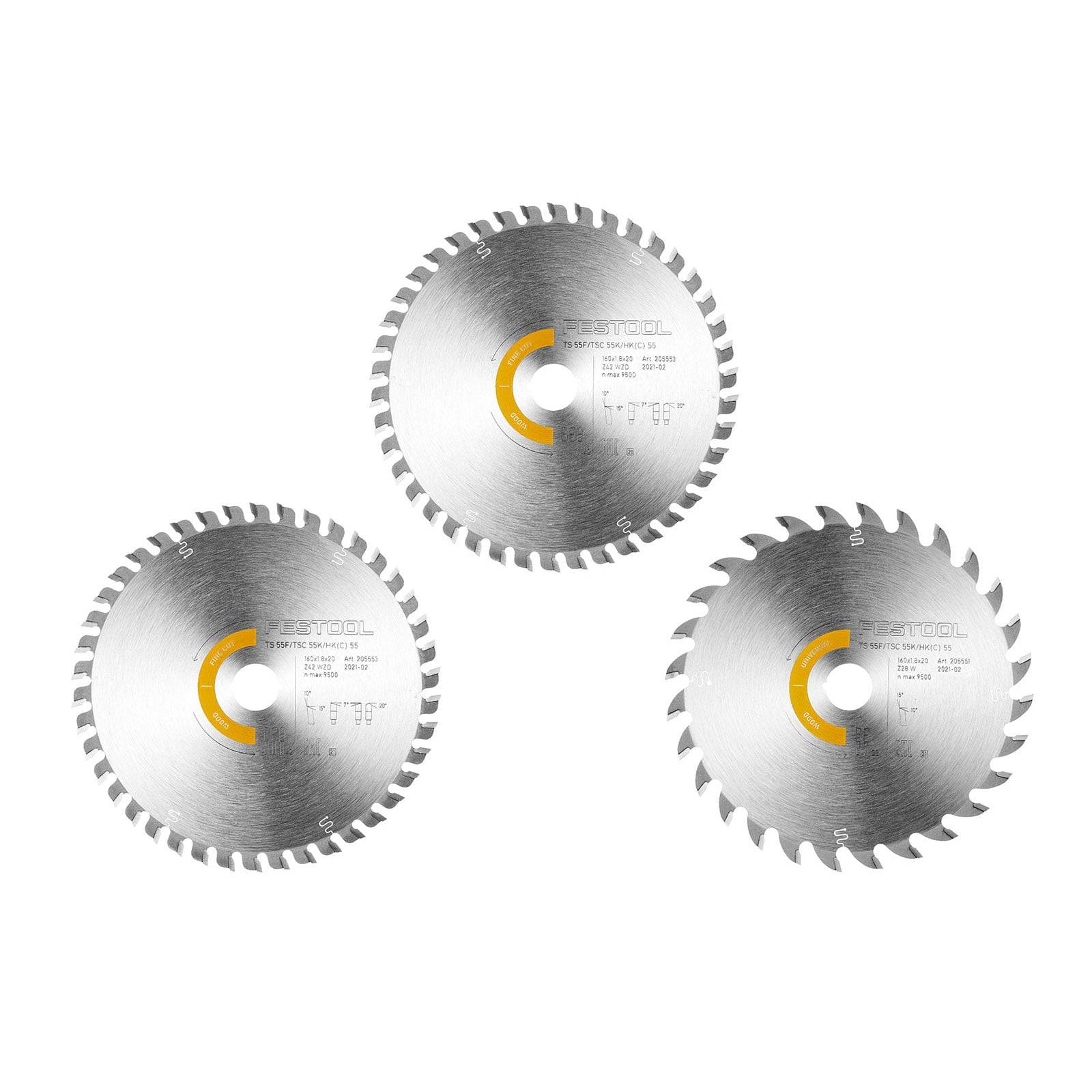 Drei Kreissägeblätter mit silberner Metalloberfläche und gezackten Kanten, in einer Dreiecksformation auf weißem Hintergrund angeordnet.