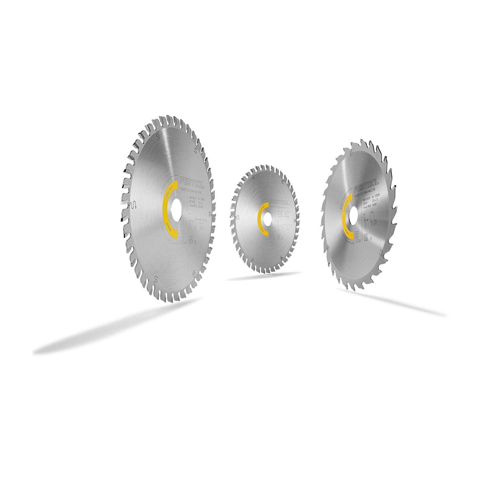 Drei kreisrunde silberne Sägeblätter unterschiedlicher Größe, diagonal ausgerichtet; werfen lange Schatten auf einem schlichten weißen Hintergrund.