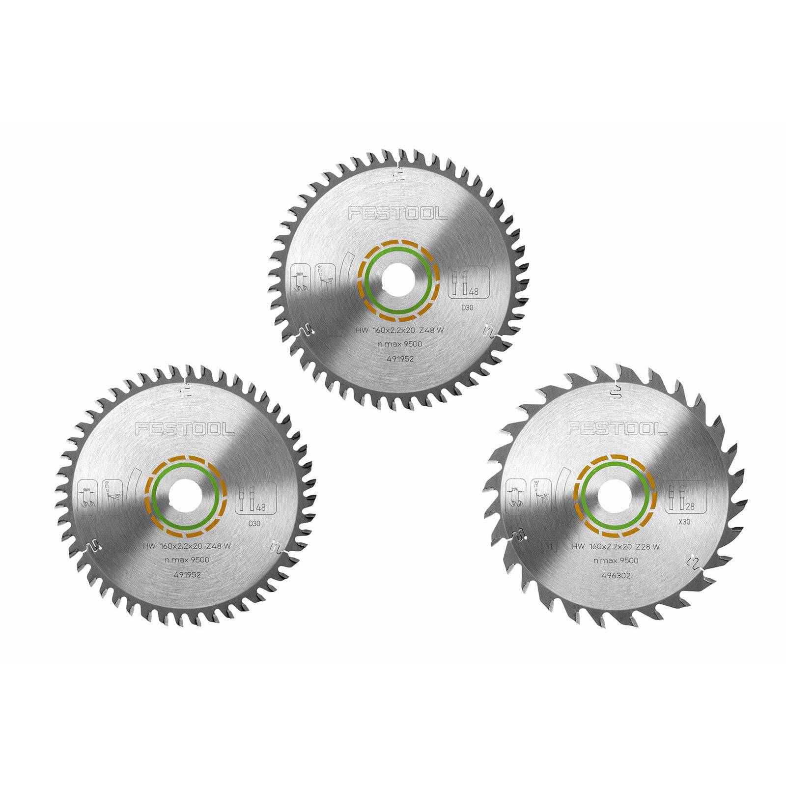 Drei Kreissägeblätter mit scharfen Zähnen, in einem Dreiecksmuster angeordnet, mit gedruckten Spezifikationen und farbigen Ringen in der Nähe des Zentrums.