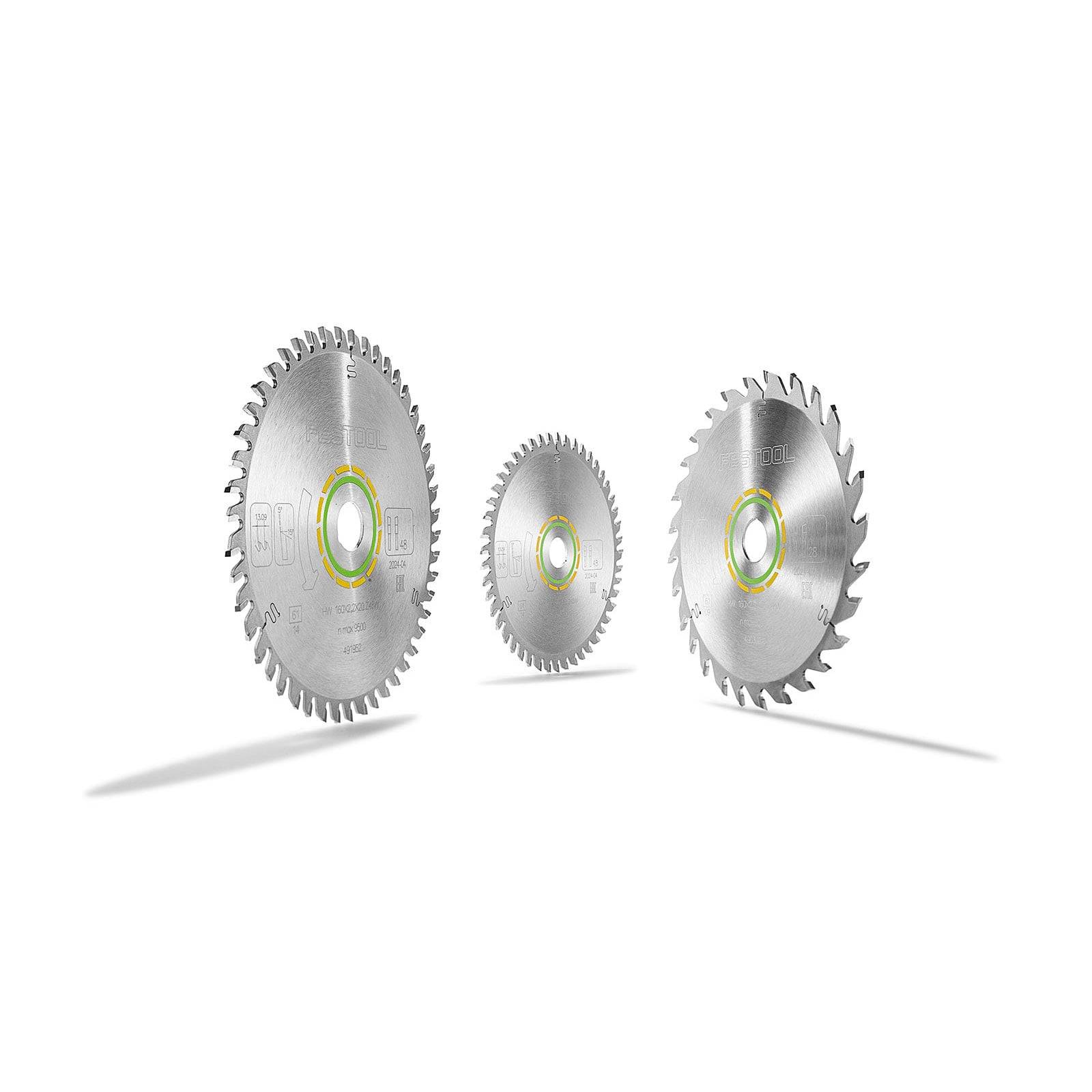 Drei Kreissägeblätter unterschiedlicher Größen, jeweils mit scharfen Zähnen und metallischer Oberfläche, stehen vor einem einfarbigen weißen Hintergrund.