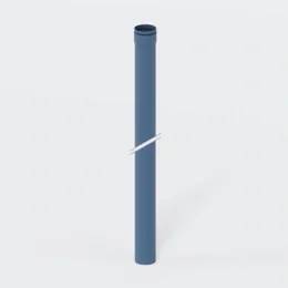 Ein hohes blaues zylindrisches Rohr, das aufrecht auf einem einfachen, hellen Hintergrund steht, mit einer kleinen weißen Schrägmarkierung in seiner Mitte.