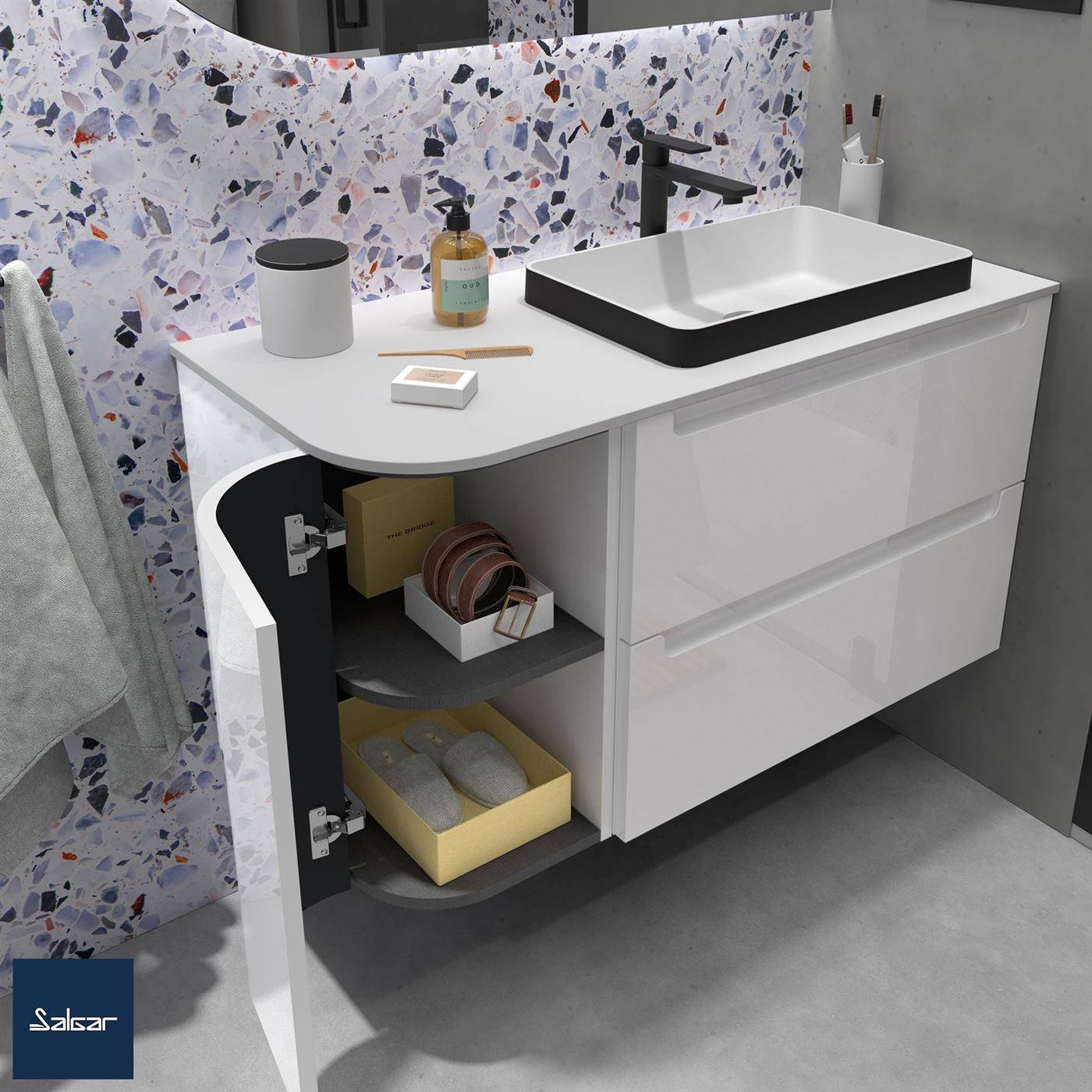 Modernes weißes Badezimmermöbel mit schwarzem Waschbecken und offenem Schrank mit Regalen zur Aufbewahrung, Seifenspender, Tasse und kleinen Accessoires.