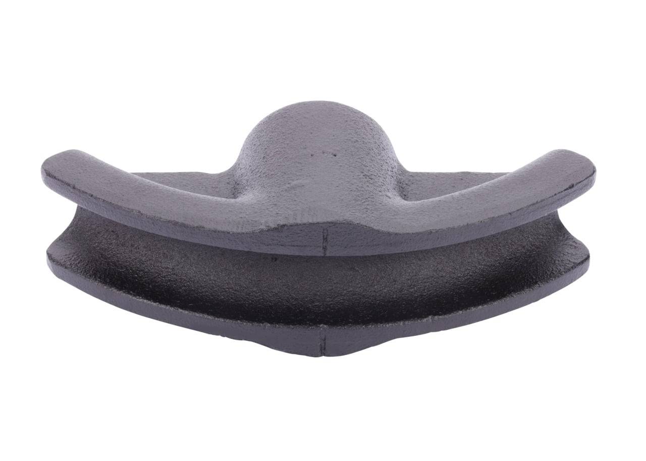 Ein gekrümmtes, graues Gusseisenstück mit glatter, abgerundeter Oberfläche und kantigen Kanten, möglicherweise eine Komponente von industrieller Maschinerie oder ein Werkzeug.