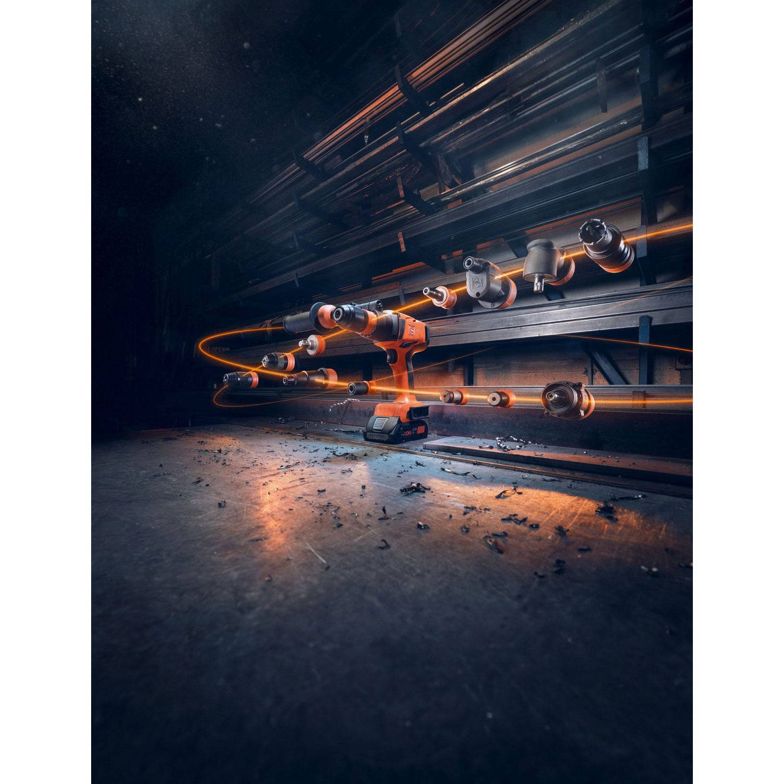 Eine Bohrmaschine auf einer Werkbank, umgeben von wirbelnden Lichtlinien, die Bewegung oder Energie andeuten, vor einem dunklen Werkstatthindergrund.