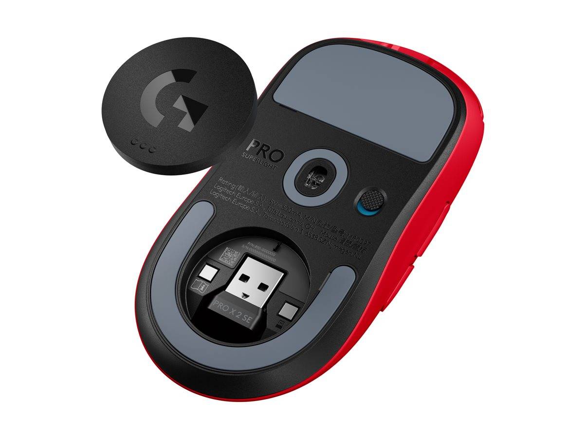 Kabellose Computermaus mit entferntem Deckel, der internen Sensor und Batteriefach in ergonomischem Rot-Schwarz-Design zeigt.
