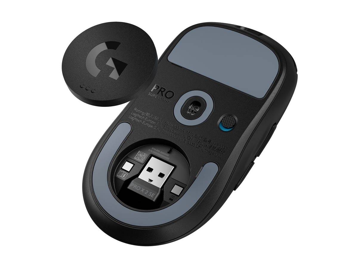 Schwarze kabellose Computermaus, gezeigt mit entferntem oberen Deckel, der einen USB-Empfänger und ein internes Fach freilegt.