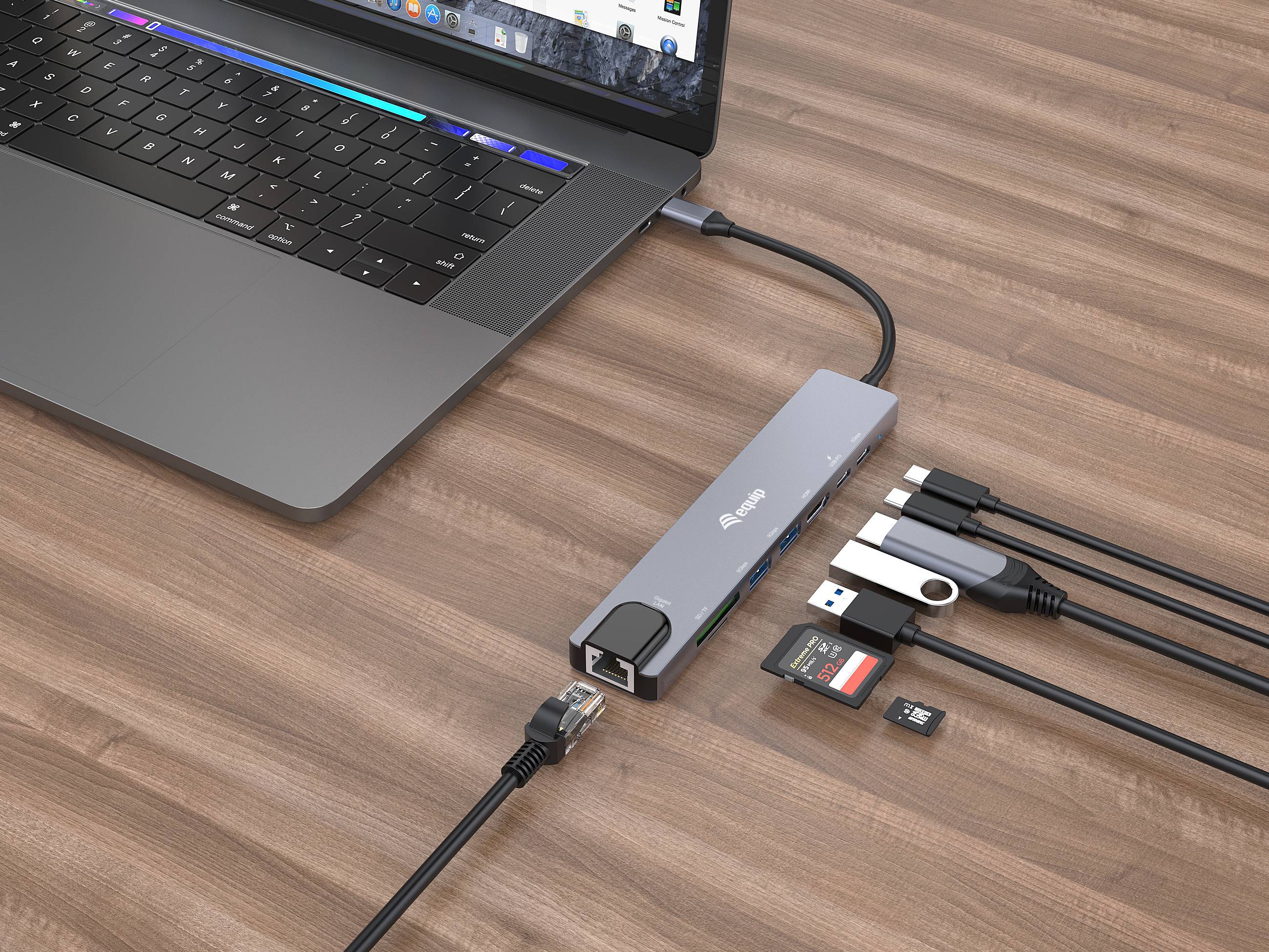 Laptop, der an einen USB-C-Hub auf einem Schreibtisch angeschlossen ist, mit mehreren angeschlossenen Kabeln, Ethernet, USB-Geräten und sichtbaren Speicherkarten.