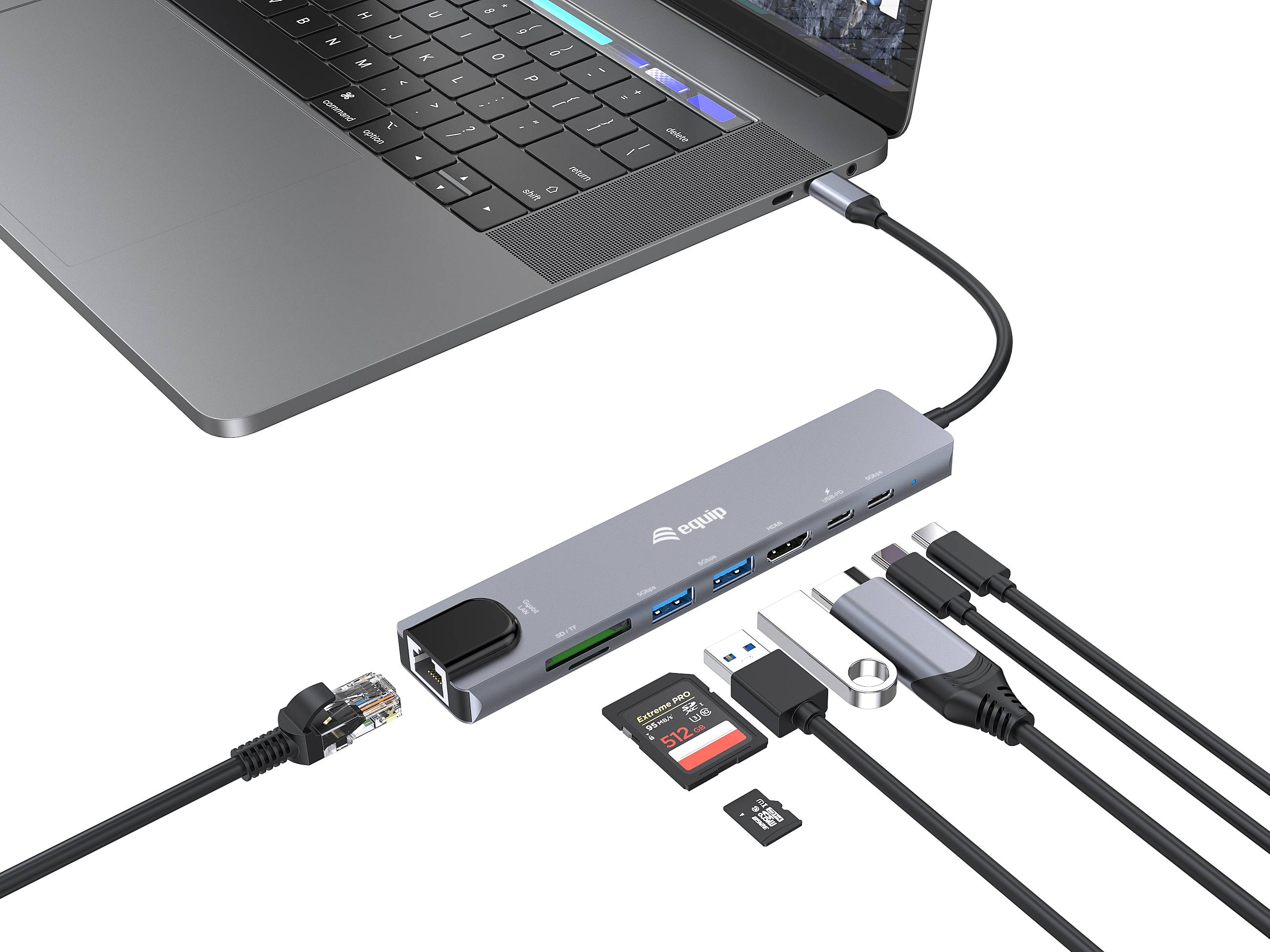 Laptop verbunden mit einem USB-C-Hub mit mehreren Anschlüssen, der Ethernet, USB, SD-Kartenlese­gerät und mehrere angeschlossene Kabel zeigt.