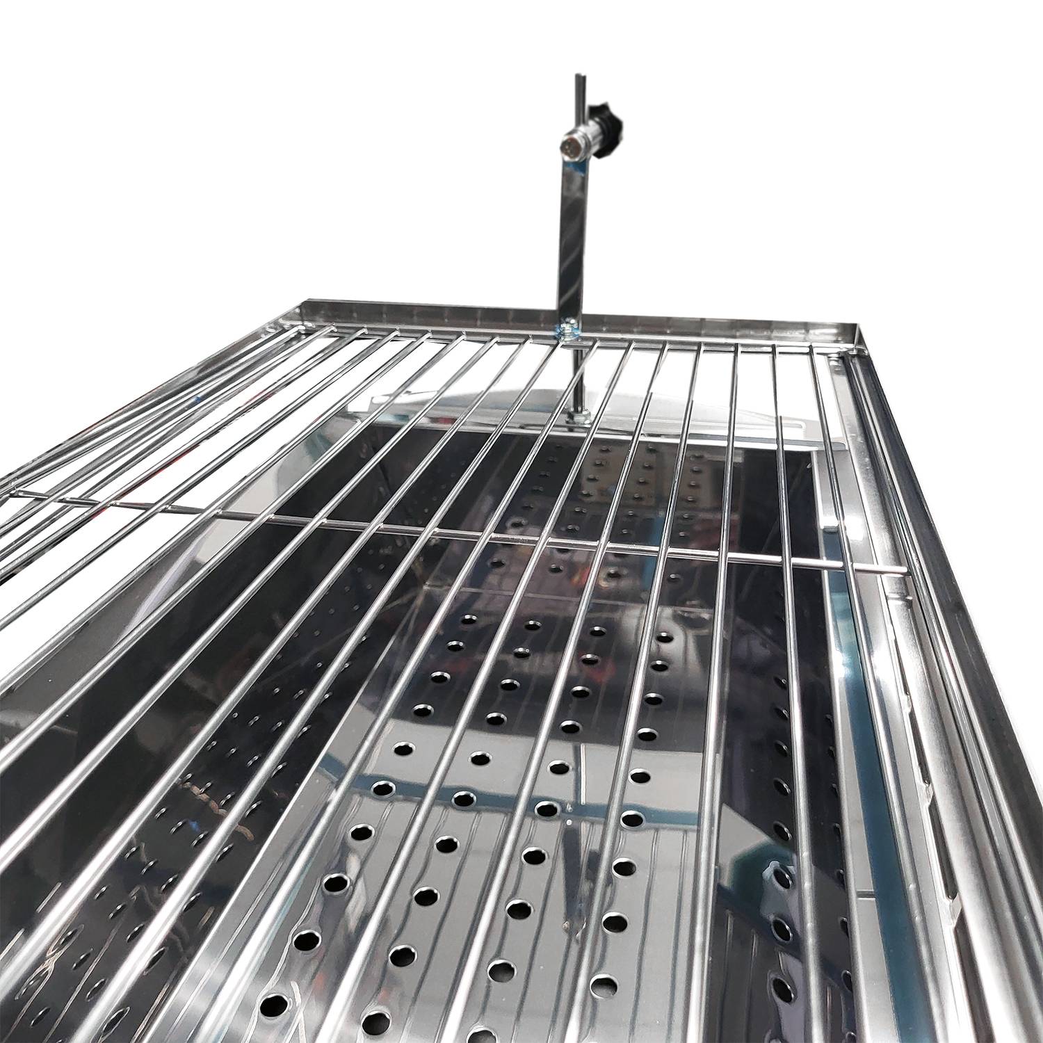 Nahaufnahme eines industriellen Edelstahltisches mit gerillter Oberfläche und einer vertikalen Rohrbefestigung, was auf eine Verwendung zur Verarbeitung oder Reinigung hindeutet.