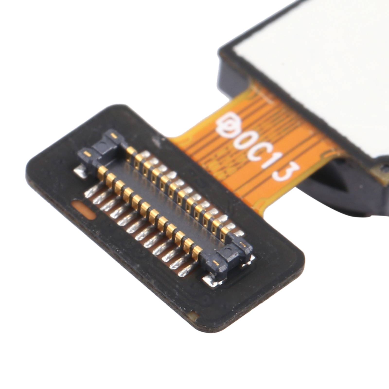 Nahaufnahme eines kleinen schwarzen elektronischen Steckers, der an einem orangefarbenen Bandkabel befestigt ist, vor weißem Hintergrund dargestellt.