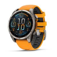 Garmin Fenix Smartwatch mit rundem digitalem Display und leuchtendem orangefarbenem Armband auf weißem Hintergrund.