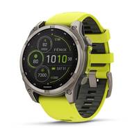 Garmin Fenix Smartwatch mit neongelber Schaltfläche und digitaler Fitness-Anzeige auf weißem Hintergrund.