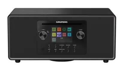 Schwarzes Grundig Tischstereofunk-/CD-Gerät mit digitaler Anzeige, zwei Drehreglern und vorderen Vorwahlbuttonen.