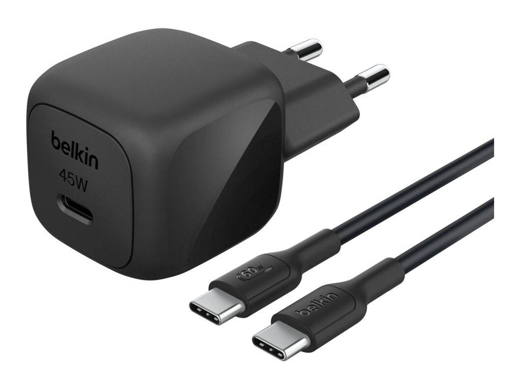 Schwarzes Belkin 45W-Wandladegerät mit zwei USB-C-Kabeln auf weißem Hintergrund.