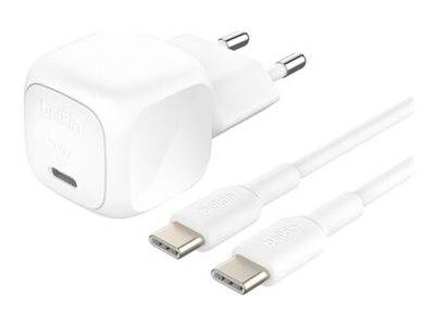 Weißes USB-C-Wandladegerät mit EU-Stecker und zwei USB-C-Ladekabeln auf weißem Hintergrund.