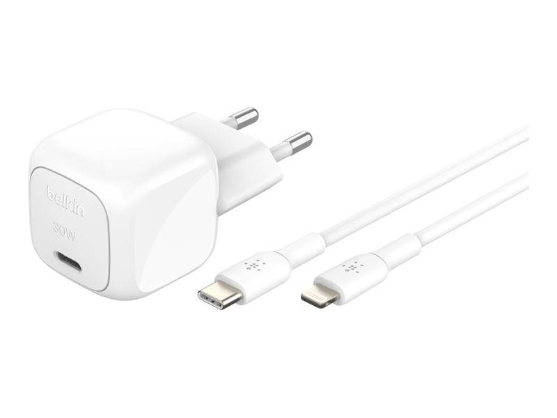 Weißes Belkin-Wandladegerät mit zweipoliger Steckdose und angeschlossenem USB-C-Kabel, gezeigt mit zwei USB-C-Anschlüssen zum Laden von Geräten.
