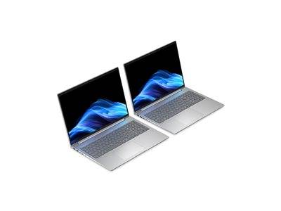 Zwei silberne Laptops mit blauen Wellengrafiken auf den Bildschirmen, seitlich versetzt geöffnet und nebeneinander, die ihre schlanke Bauweise und vollständigen Tastaturen präsentieren.