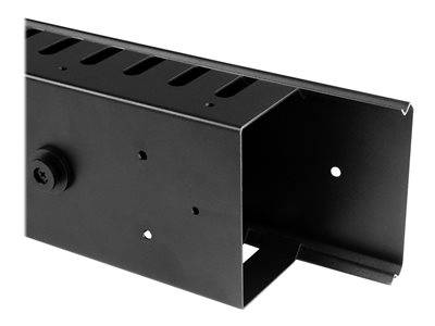 Ein schwarzer Rack-Montagehalter aus Metall mit mehreren Schlitzen und Löchern, entwickelt zum Organisieren und Sichern von Kabeln oder Geräten in einem RackSystem.