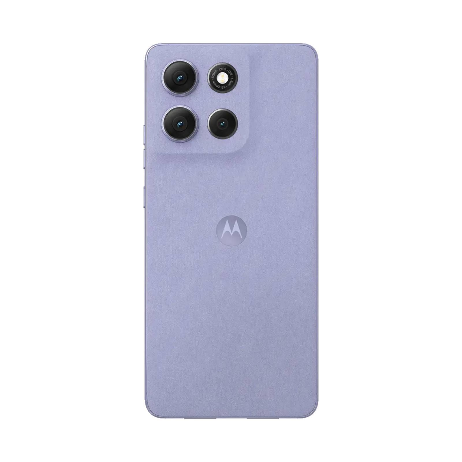 Rückseite eines lavendelfarbenen Motorola-Smartphones mit vier rückseitigen Kameras und zentriertem Motorola-Logo auf schwarzem Hintergrund.