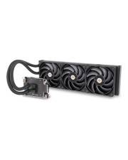Schwarzer Flüssigkühler für CPU mit Pumpenblock, Schlauchleitung und Dreifach-Lüfter-Radiator auf weißem Hintergrund