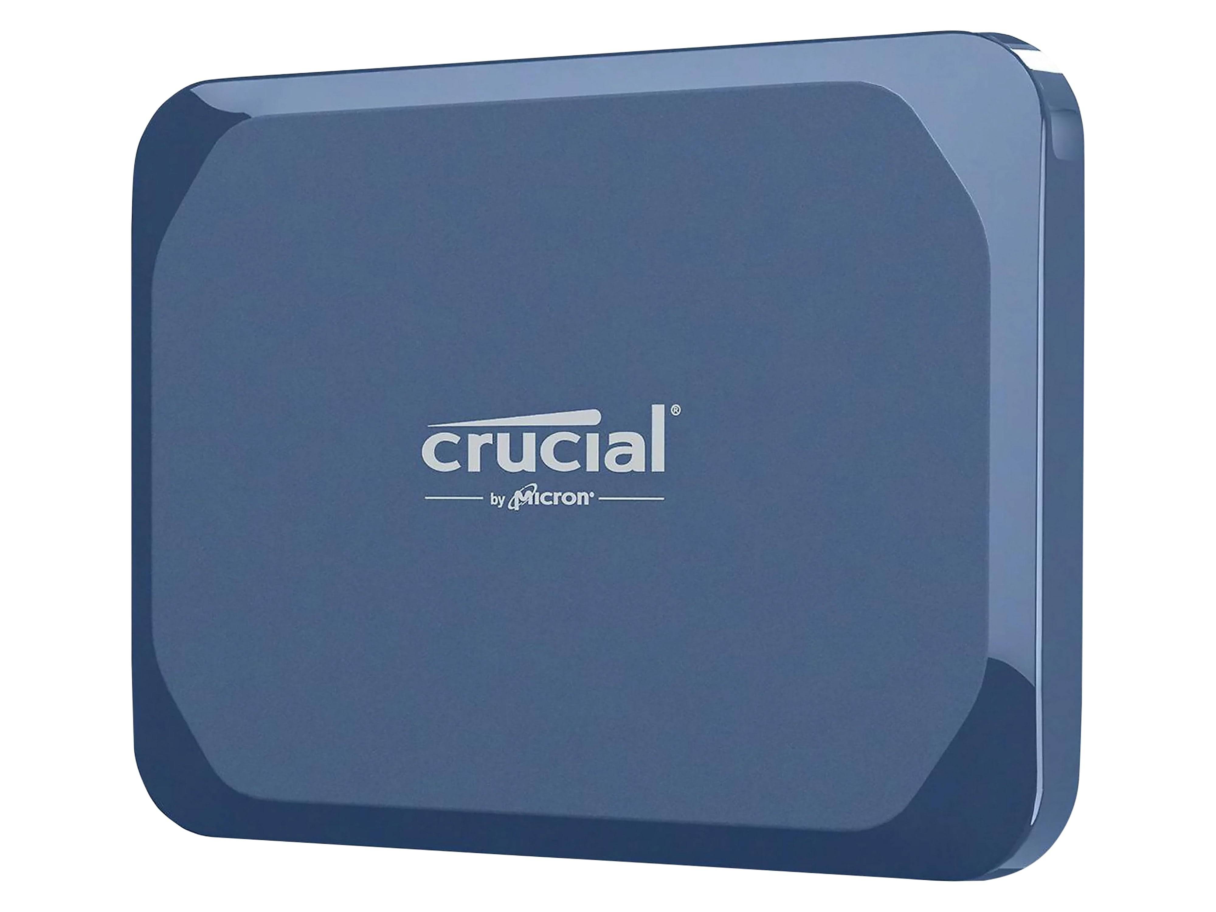 Blaue Crucial von Micron externe SSD-Festplatte vor weißem Hintergrund.