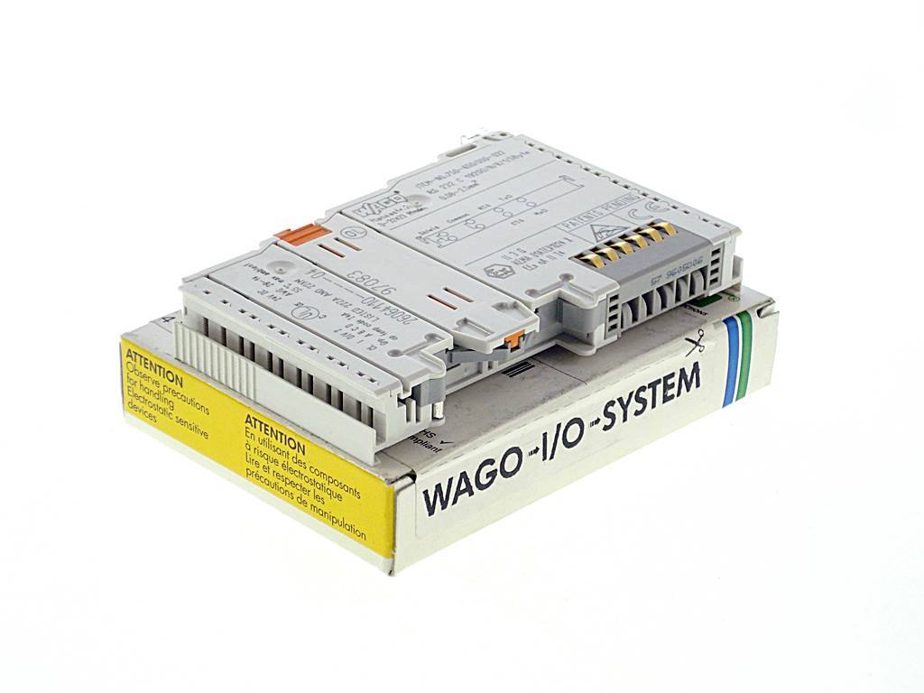 WAGO I/O-SYSTEM Industriesteuerungsmodul, gestapelt auf seiner Produktverpackung, vor weißem Hintergrund dargestellt.