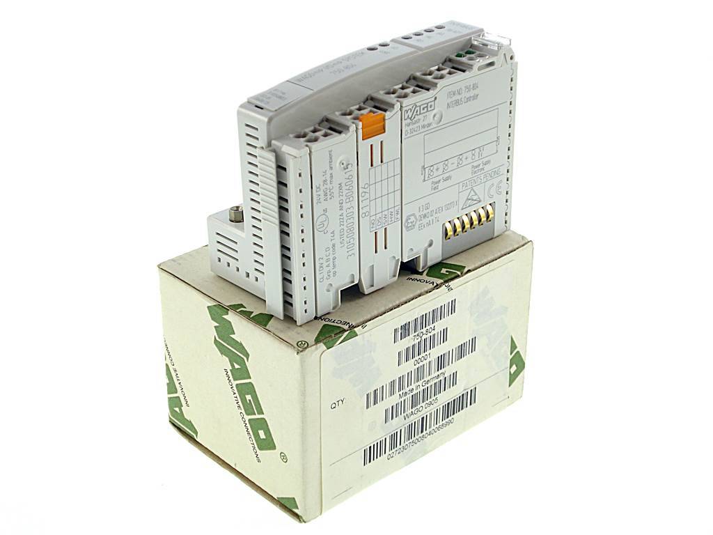 WAGO-Industriesteuerungsmodul, auf seiner Produktverpackung stehend, vor weißem Hintergrund.