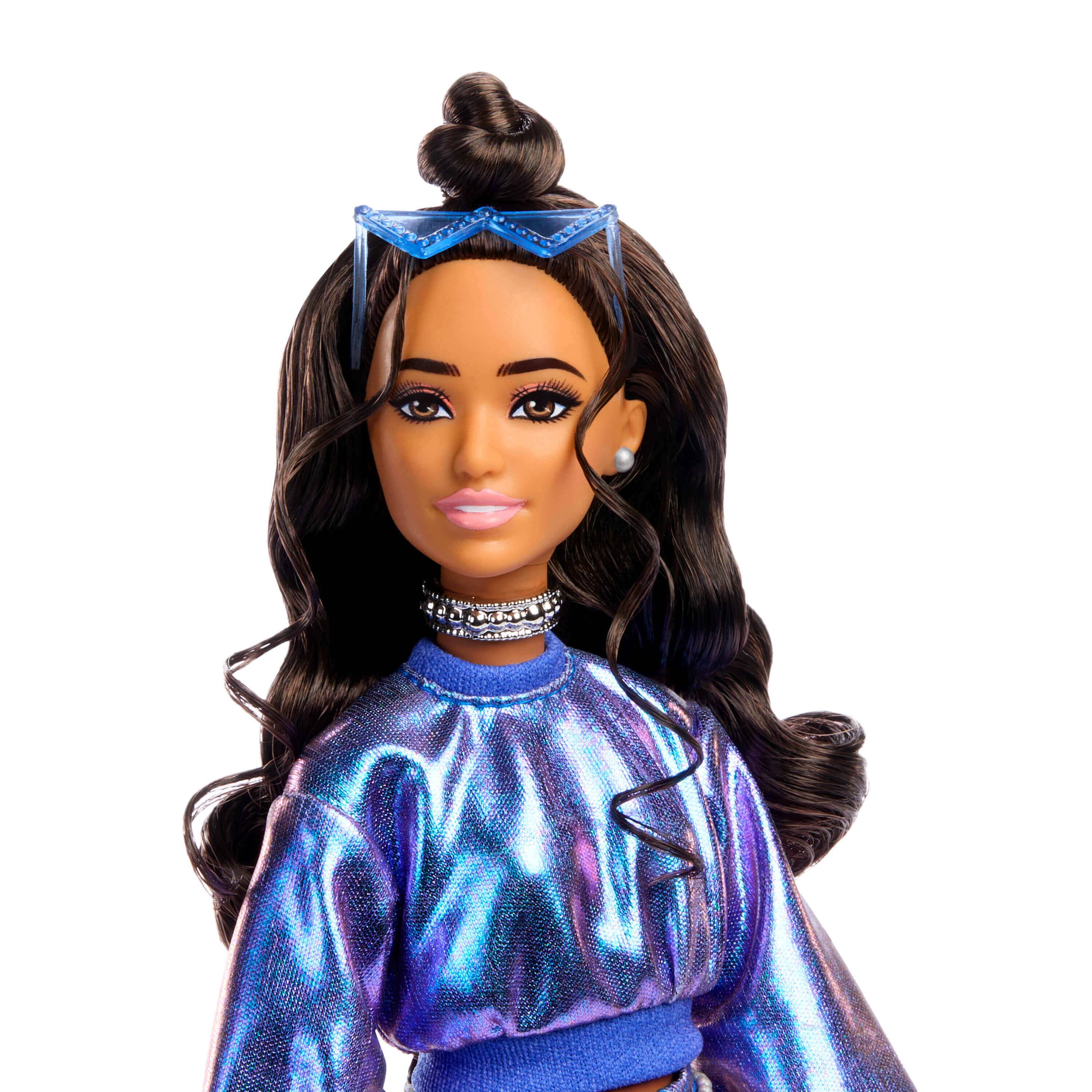 Mattel JFP42 - Barbie Deluxe Style - Blue Sweater