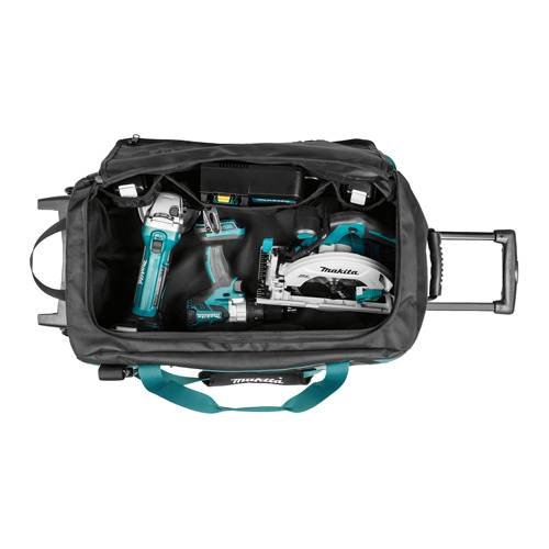 Offene Werkzeugtasche mit Griff und Rädern, gefüllt mit Makita-Akku-Elektrowerkzeugen und Ladegerät, von oben auf weißem Hintergrund dargestellt