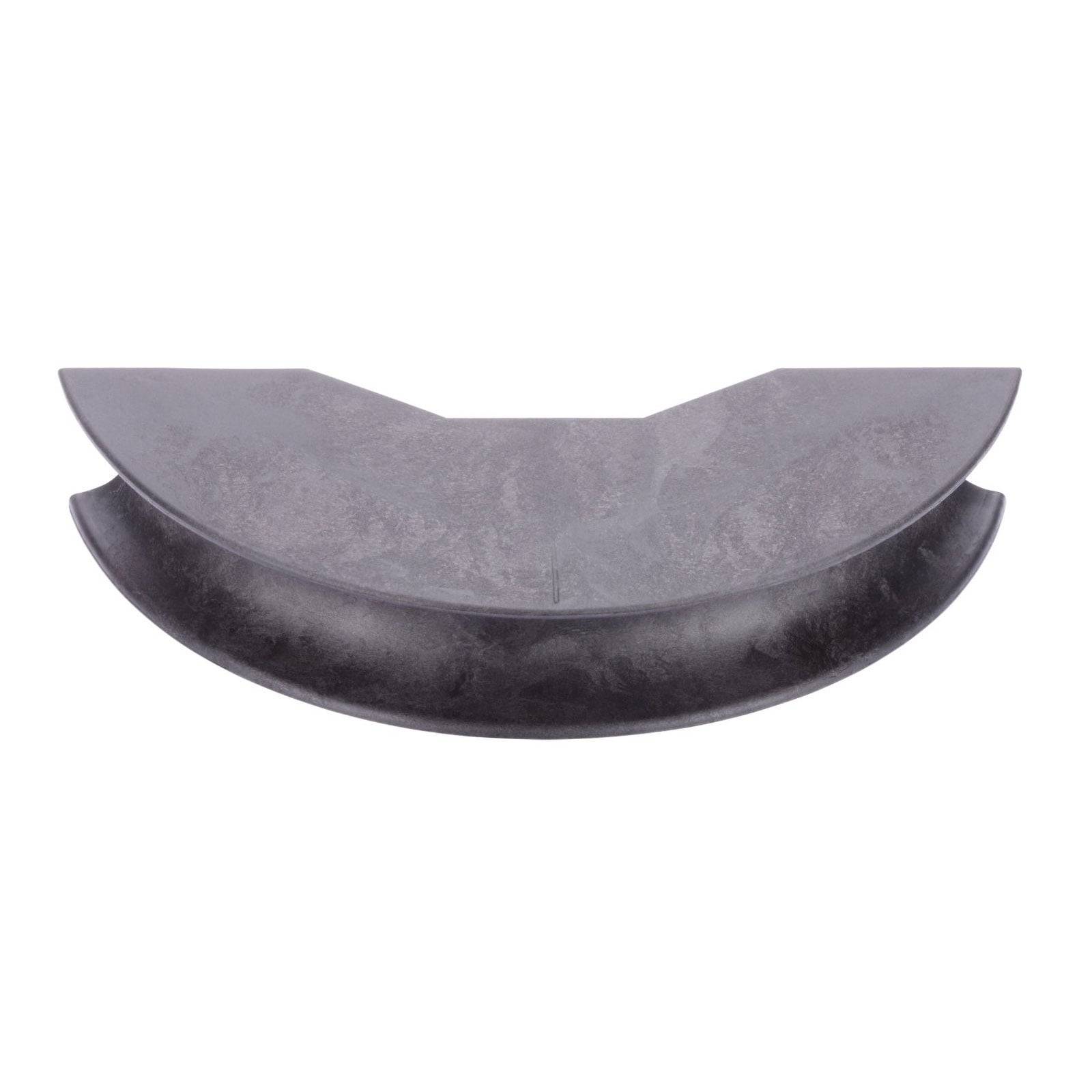 Ein schwarzes, halbmondförmiges Objekt mit glatter Oberfläche, das einem halbrunden Block ähnelt, vor einem einfarbigen weißen Hintergrund.