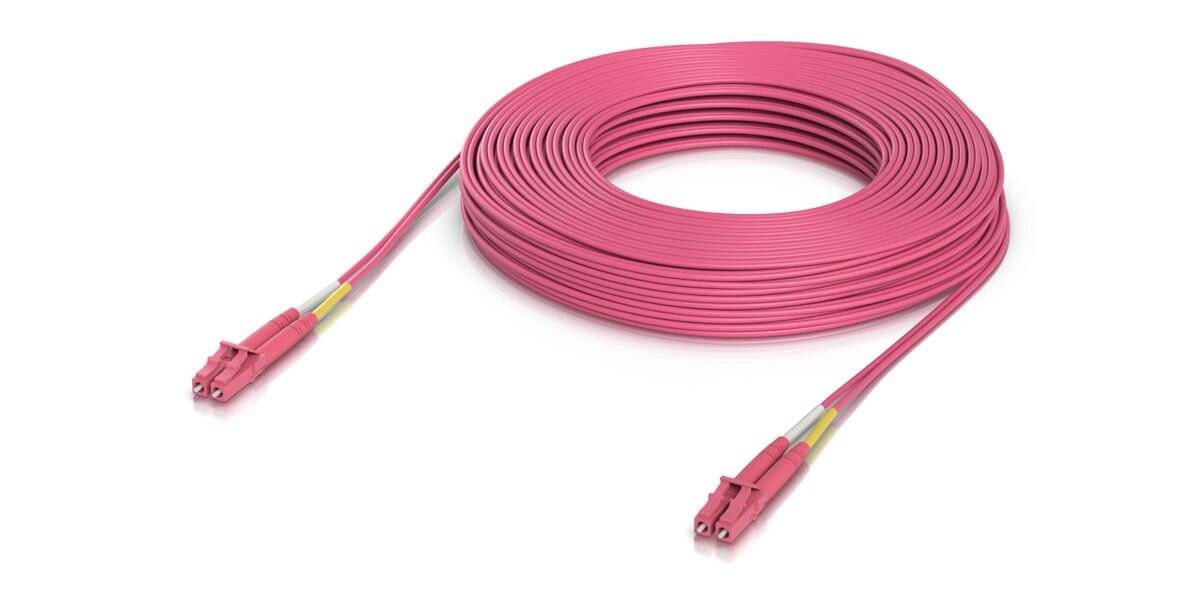 Aufgerolltes rosa Lichtwellenleiterkabel mit je zwei rosa Steckverbindern an jedem Ende, dargestellt auf weißem Hintergrund.